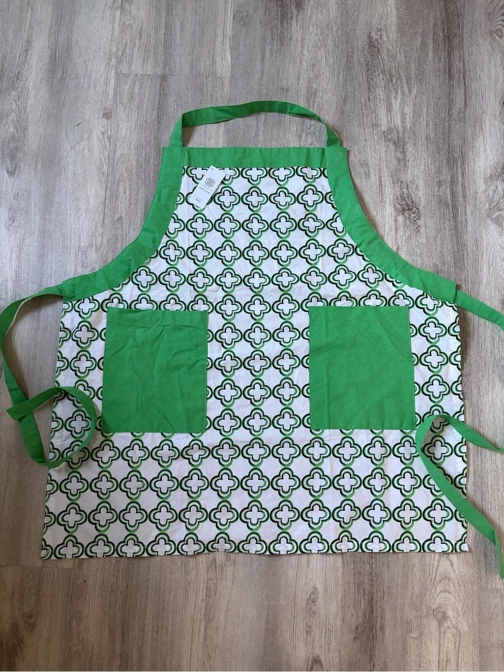 NWT green and white patterned Kitchen Apron with Pockets Patricia Heaton Home